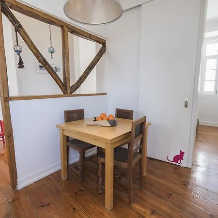 Lovelystay - 2bedroom Flat - Bica, Charm And Terrace Apartment