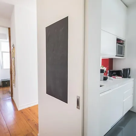 Lovelystay - 2bedroom Flat - Bica, Charm And Terrace * Lisbon