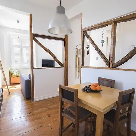 Lovelystay - 2bedroom Flat - Bica, Charm And Terrace Apartment